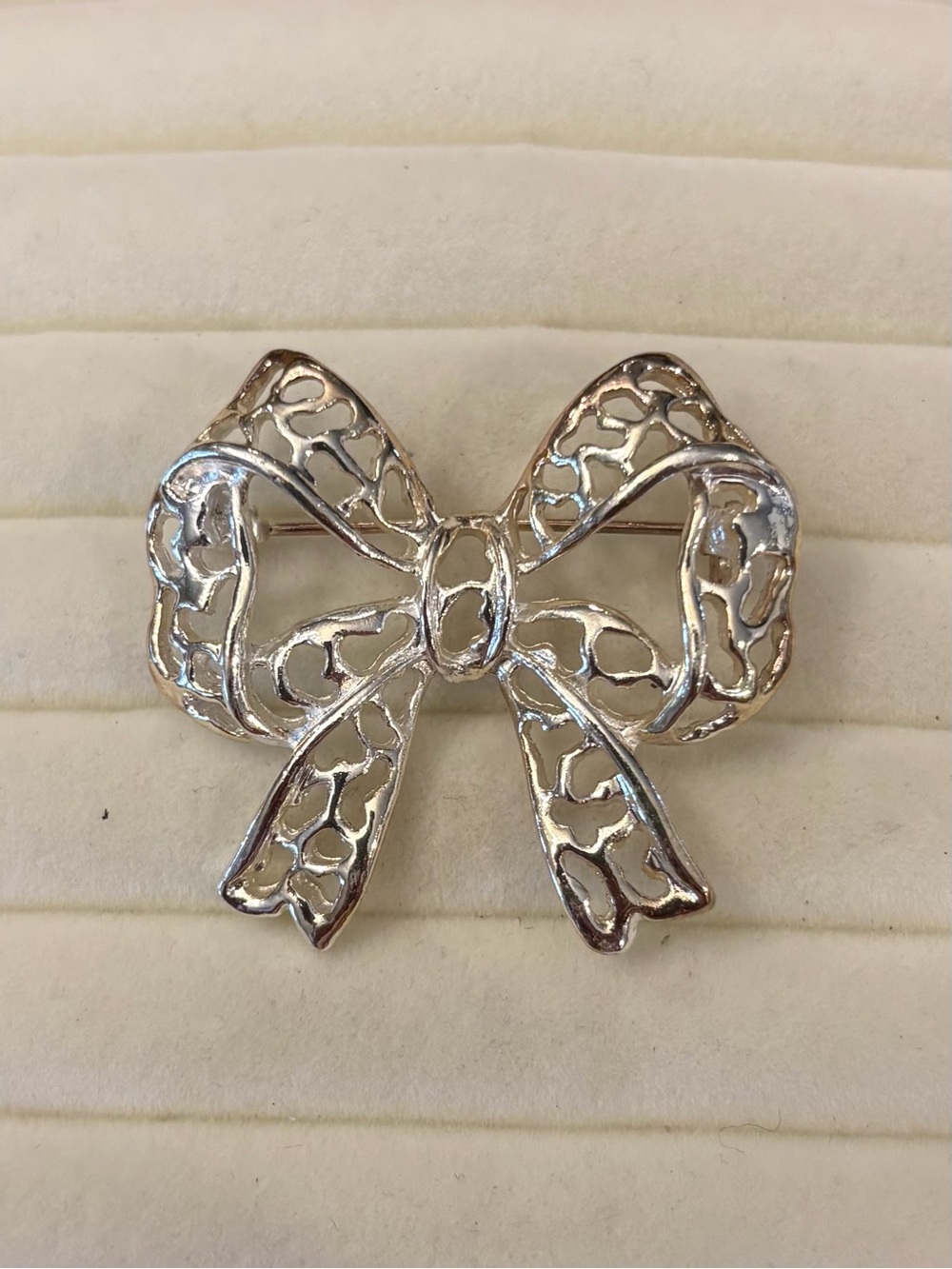 Silver Tone Ribbon Bow Brooch Vintage Holiday‎ Gift Classic Openwork Filigree